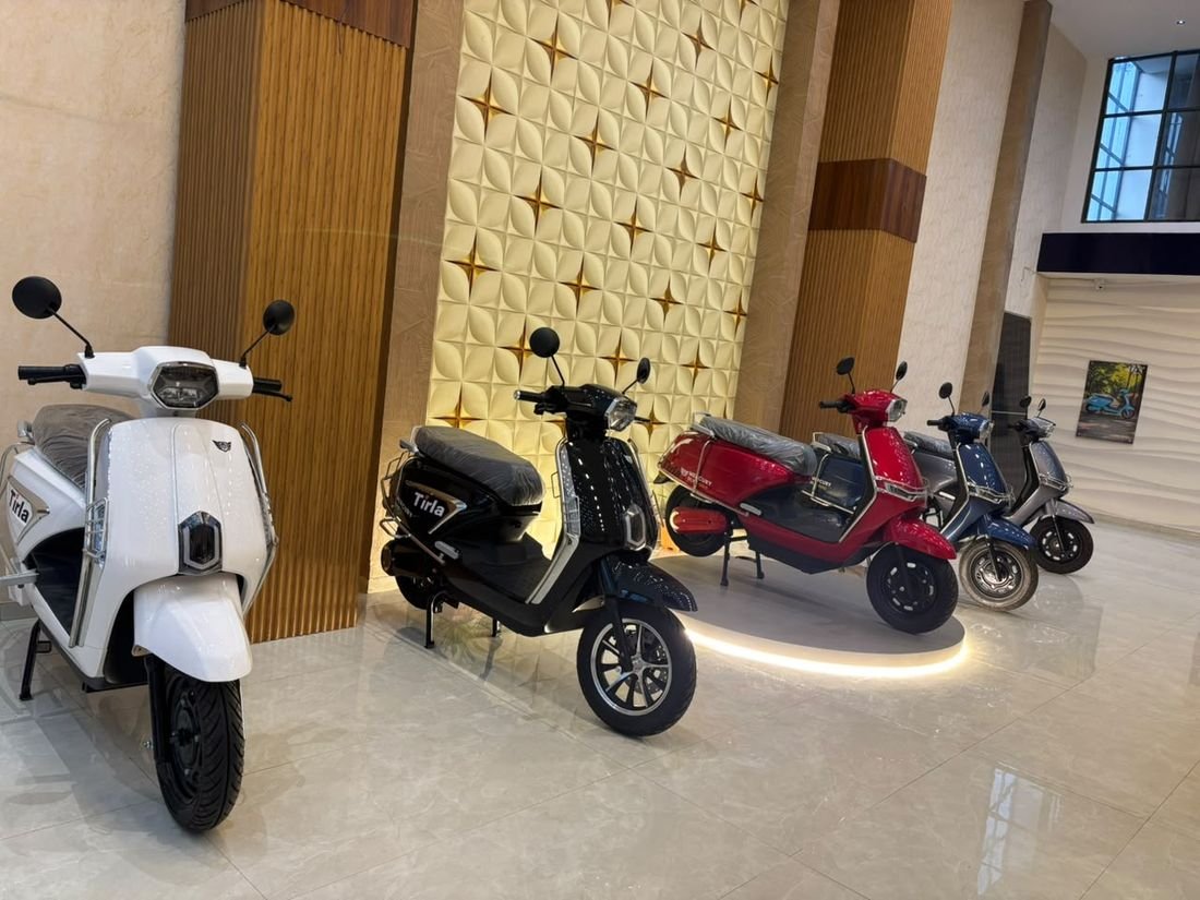 Tirla Mercury DLX scooters lined up in the Burhanpur showroom